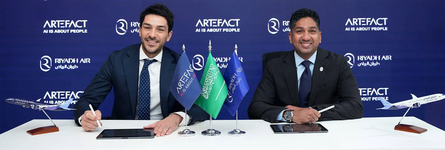 جانب من توقيع الاتفاقية بين «طيران الرياض» وشركة أرتيفاكت (الشرق الأوسط)