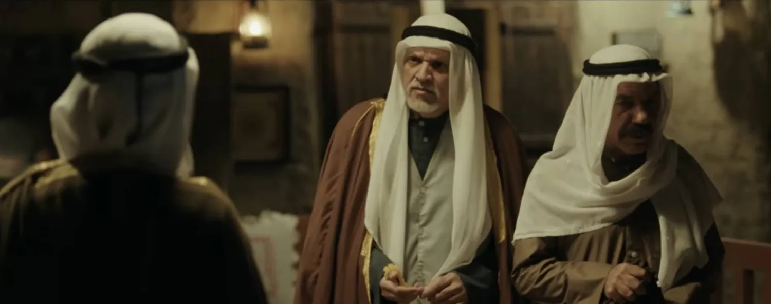 مشهد داخل قهوة ماطر الثقافية حيث يجتمع أهل المدينة في العمل (الشرق الأوسط)