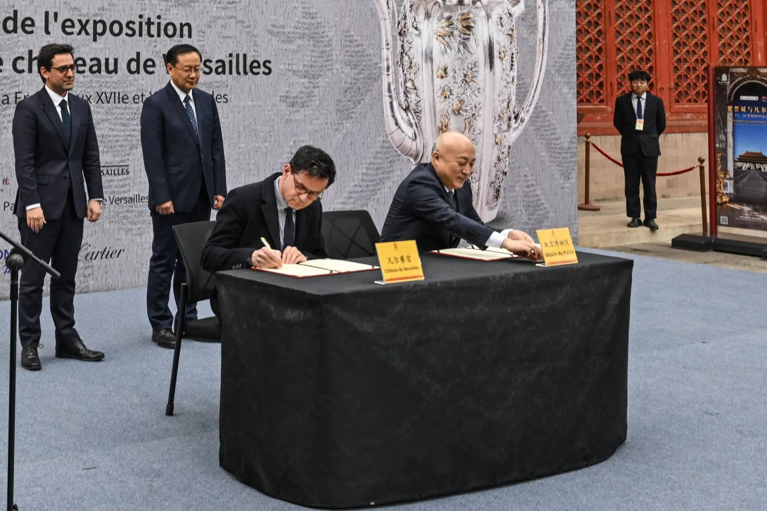 وزير الخارجية الفرنسي ستيفان سيغورنيه ونظيره الصيني خلال حفل افتتاح معرض «المدينة المحرمة وقصر فرساي» في بكين (أ.ف.ب)