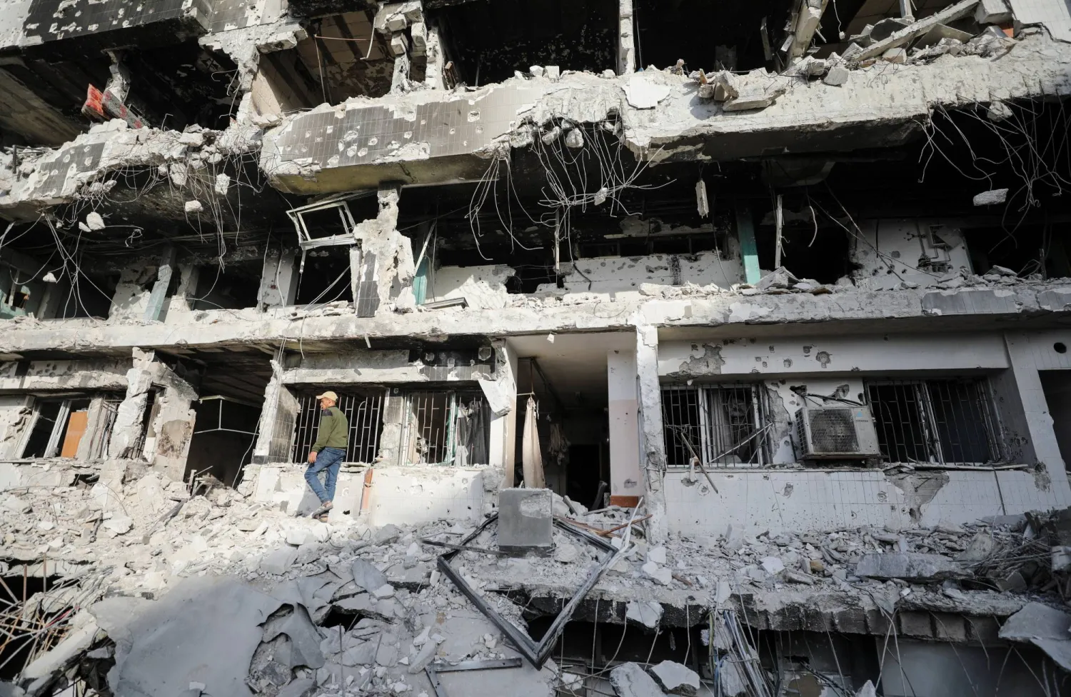 فلسطيني يتفقد الأضرار في «مستشفى الشفاء» بغزة (الاثنين) بعد انسحاب القوات الإسرائيلية (رويترز)