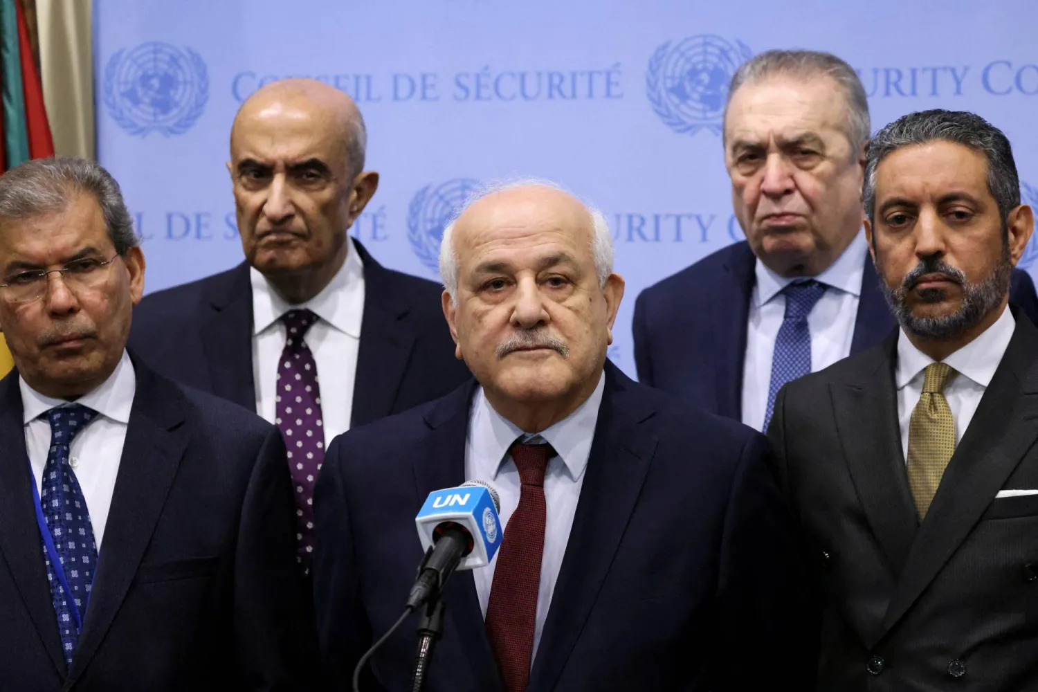 مندوب فلسطين لدى الأمم المتحدة رياض منصور يتحدث لوسائل الإعلام في مقر الأمم المتحدة في مدينة نيويورك بالولايات المتحدة في 25 مارس 2024 (رويترز)