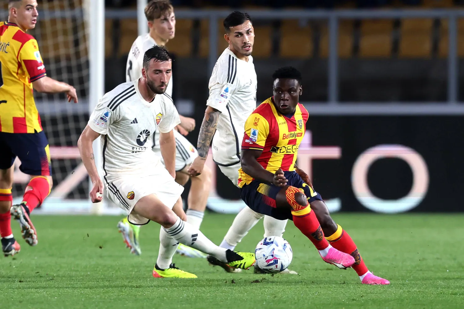 روما اكتفى بالتعادل مع ليتشي (غيتي)