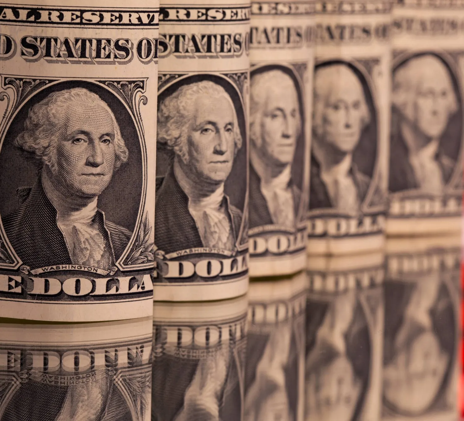 أوراق نقدية من الدولار (رويترز)