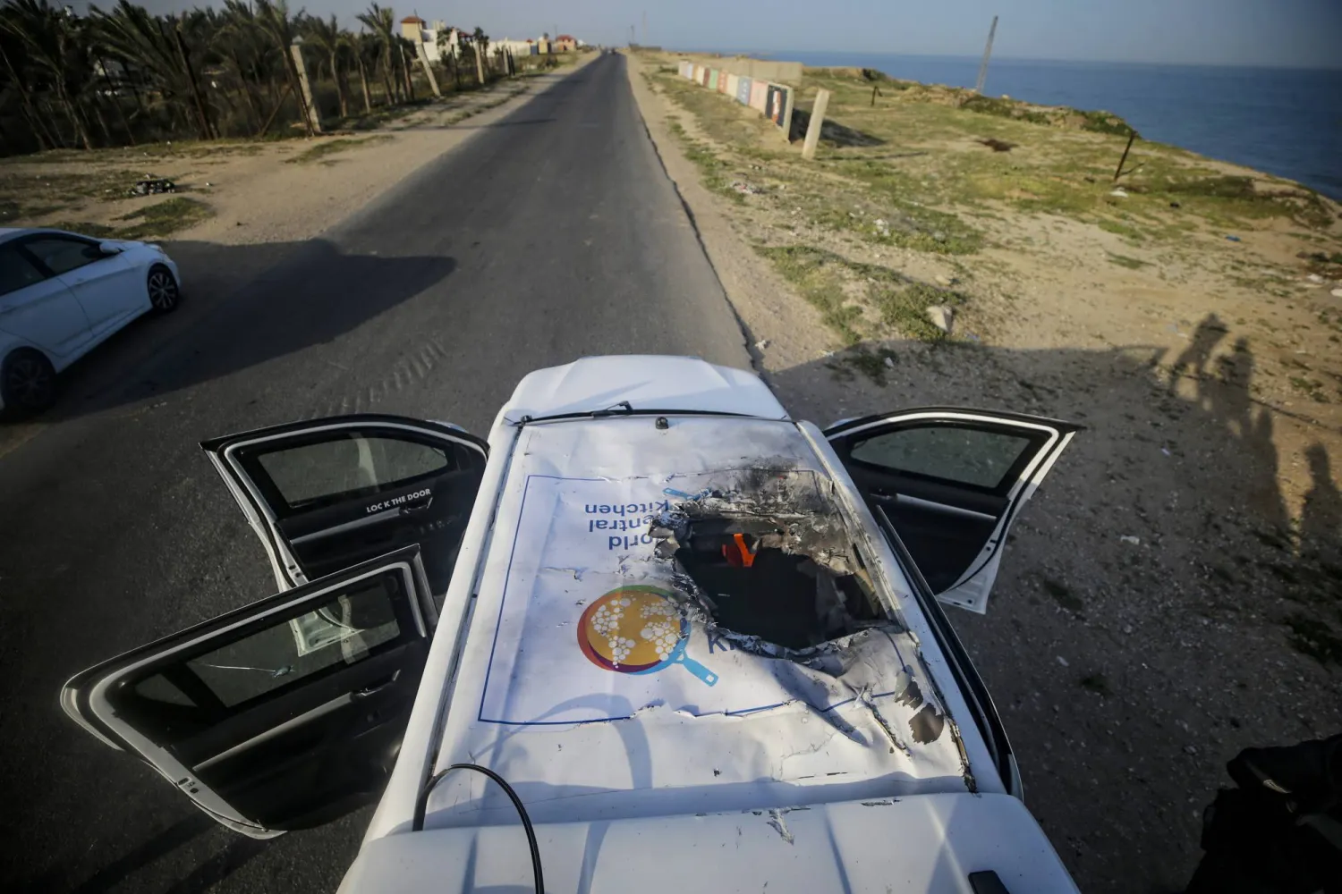 السيارة التي كانت تُقلّ عمال الإغاثة في غزة (إ.ب.أ)