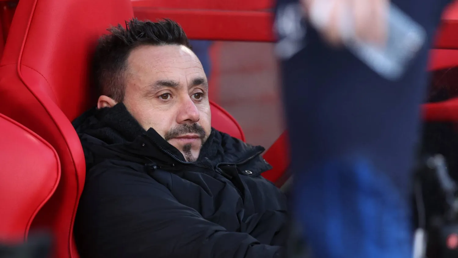 روبرتو دي زيربي مدرب برايتون لا يبدو أنه سيكمل مشواره مع الفريق (رويترز)