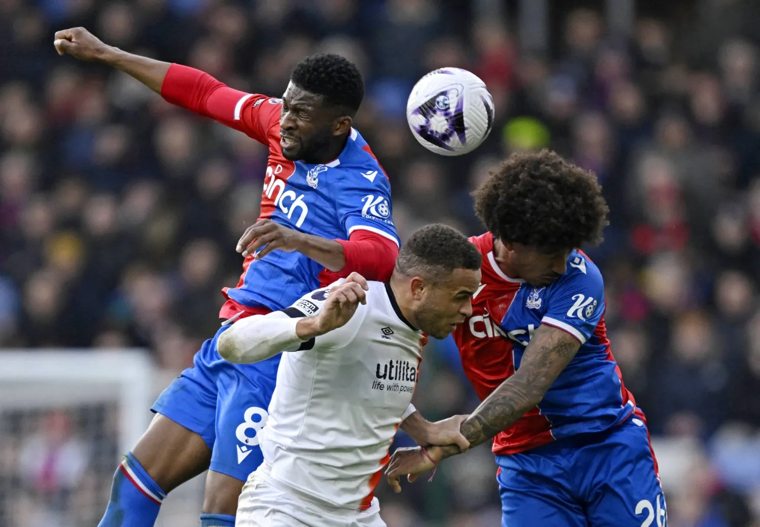 جانب من مواجهة لوتون تاون وكريستال بالاس في الدوري الإنجليزي الممتاز (رويترز)