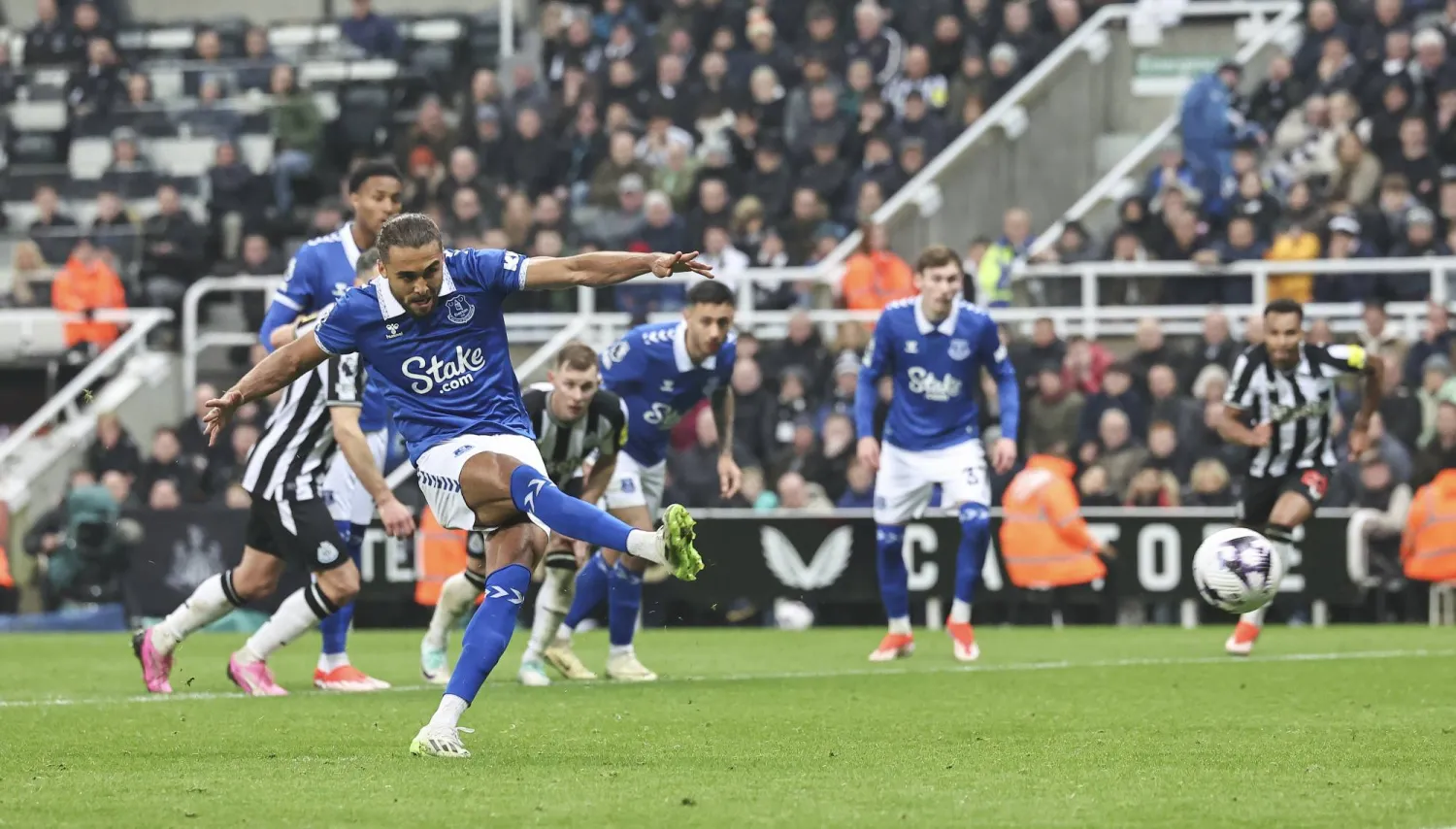 كالفيرت ليوين يسجل هدف التعادل لإيفرتون في مرمى نيوكاسل (غيتي)