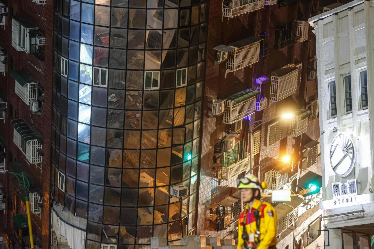 تظهر هذه الصورة التي التقطتها «وكالة الأنباء المركزية التايوانية» يوم 3 أبريل 2024 عامل إنقاذ يسير بجوار مبنى أورانوس المتضرر في هوالين بعد أن ضرب زلزال كبير شرق تايوان (أ.ف.ب)