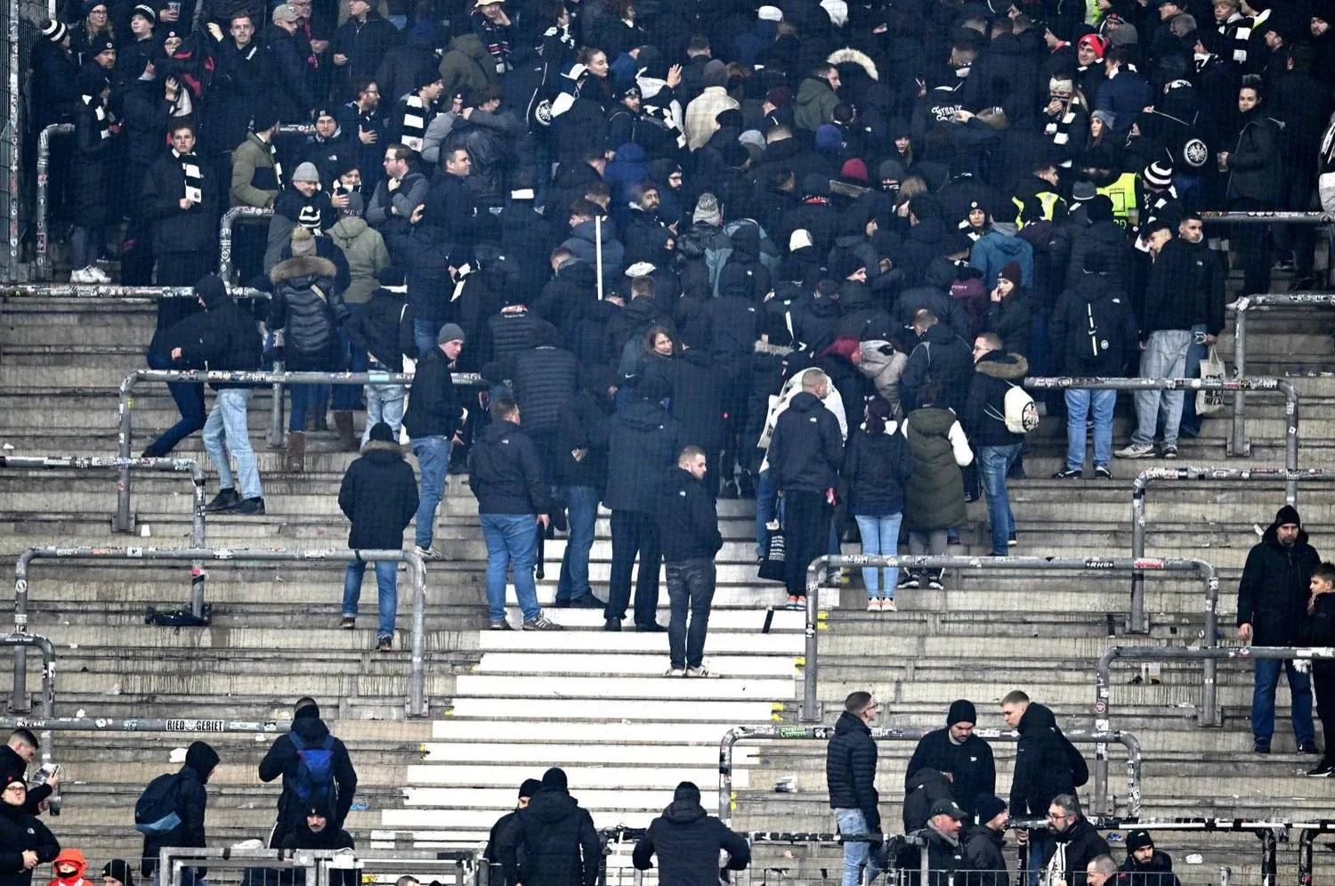 جانب من أحداث العنف التي صاحبت مباراة آينتراخت فرانكفورت وشتوتغارت في الدوري الألماني (د.ب.أ)