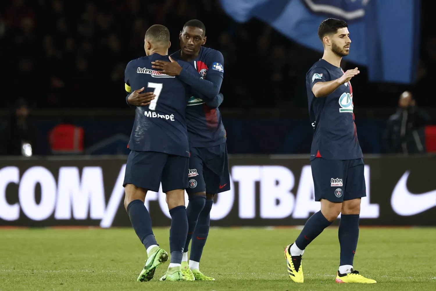 مبابي يحتفل بقيادة سان جيرمان للنهائي (إ.ب.أ)