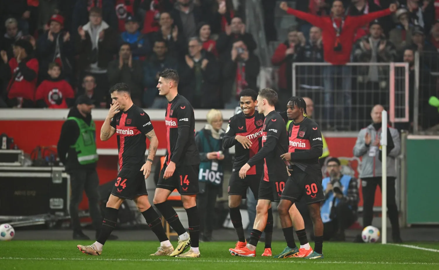 لاعبو ليفركوزن يحتفلون ببلوغ النهائي (رويترز)