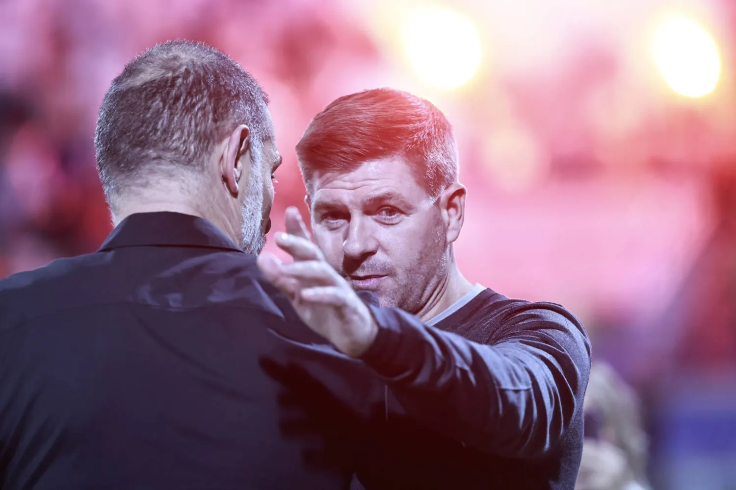 جيرارد مدرب فريق الاتفاق يحيى بيليتش مدرب الفتح قبل البداية (تصوير: عيسى الدبيسي) 