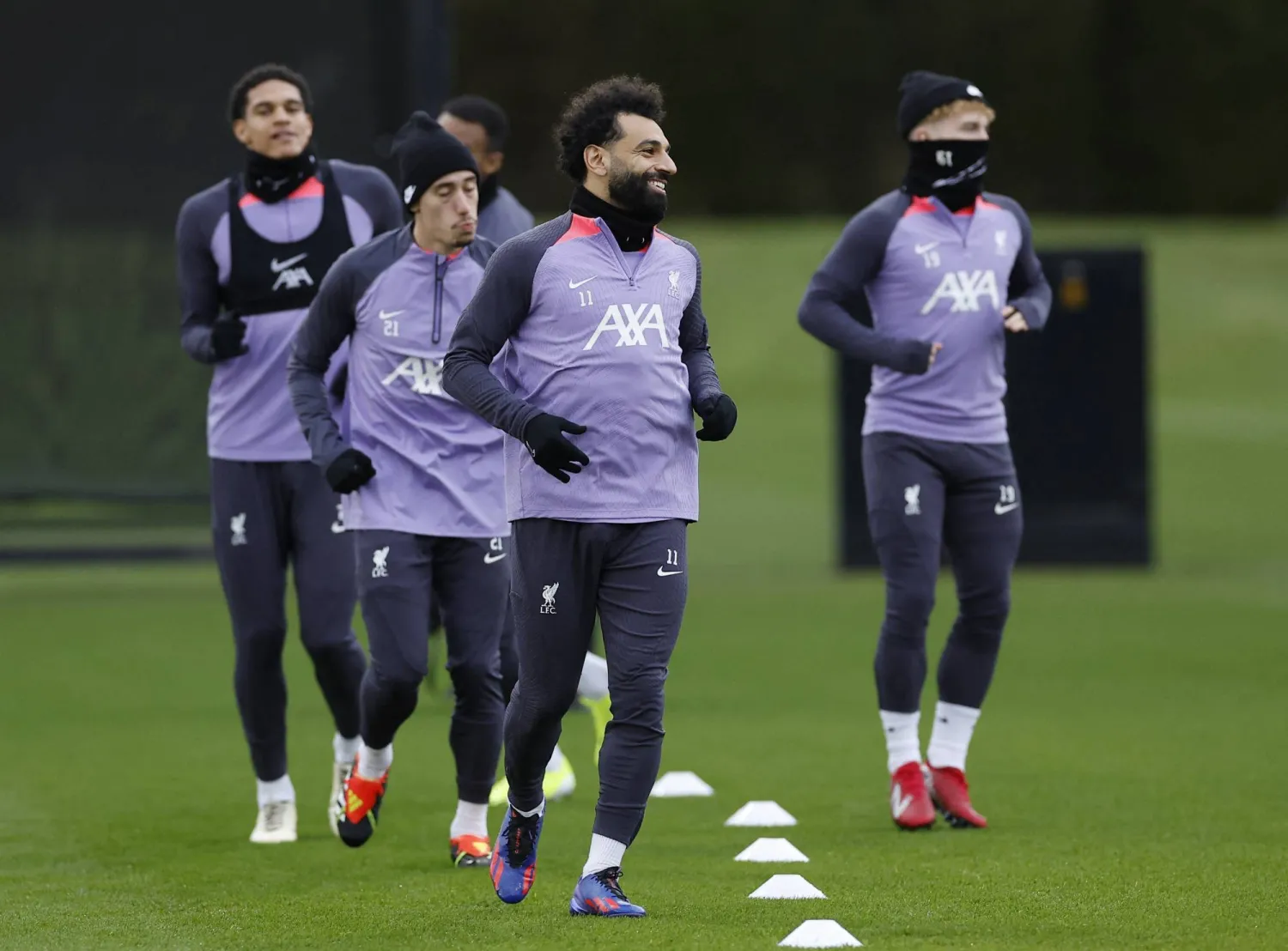 صلاح يتقدم لاعبي ليفربول خلال التدريبات قبل مواجهة شيفيلد (رويترز)