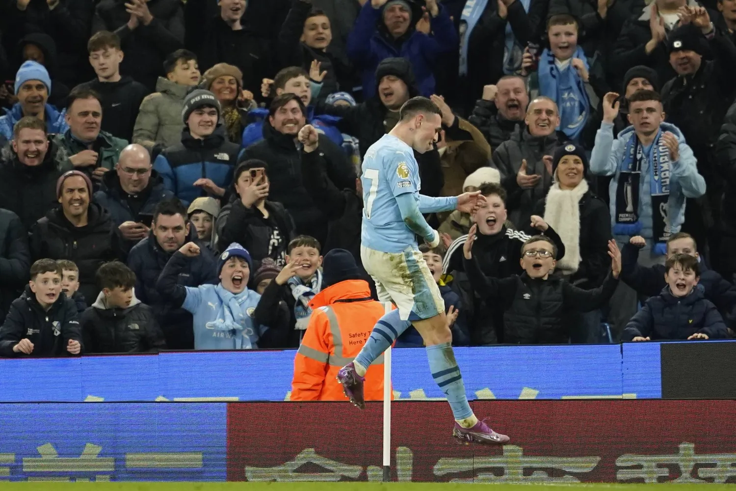 فودين لاعب مانشستر سيتي يحتفل مع الجماهير بعد تسجيل الهدف الرابع (أ.ب)