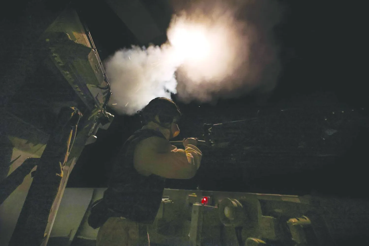 مدمرة غربية تعترض هجوماً حوثياً فوق البحر الأحمر (رويترز)