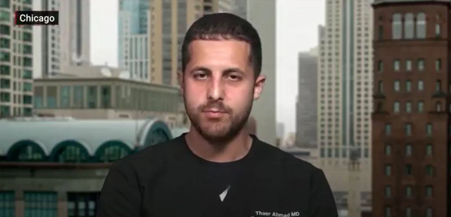 الطبيب الفلسطيني الأميركي ثائر أحمد خلال لقاء إخباري سابق بعد عودته من غزة (متداولة)