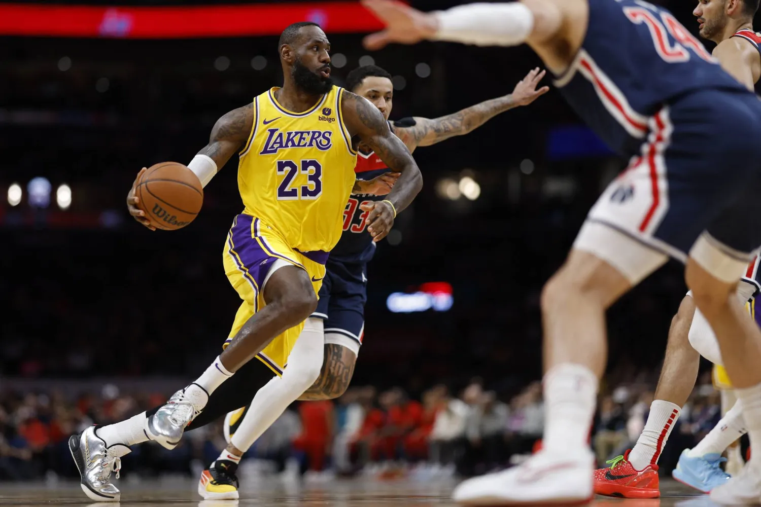 ليبرون جيمس قاد ليكرز للفوز على واشنطن ويزاردز 125-120 (رويترز)