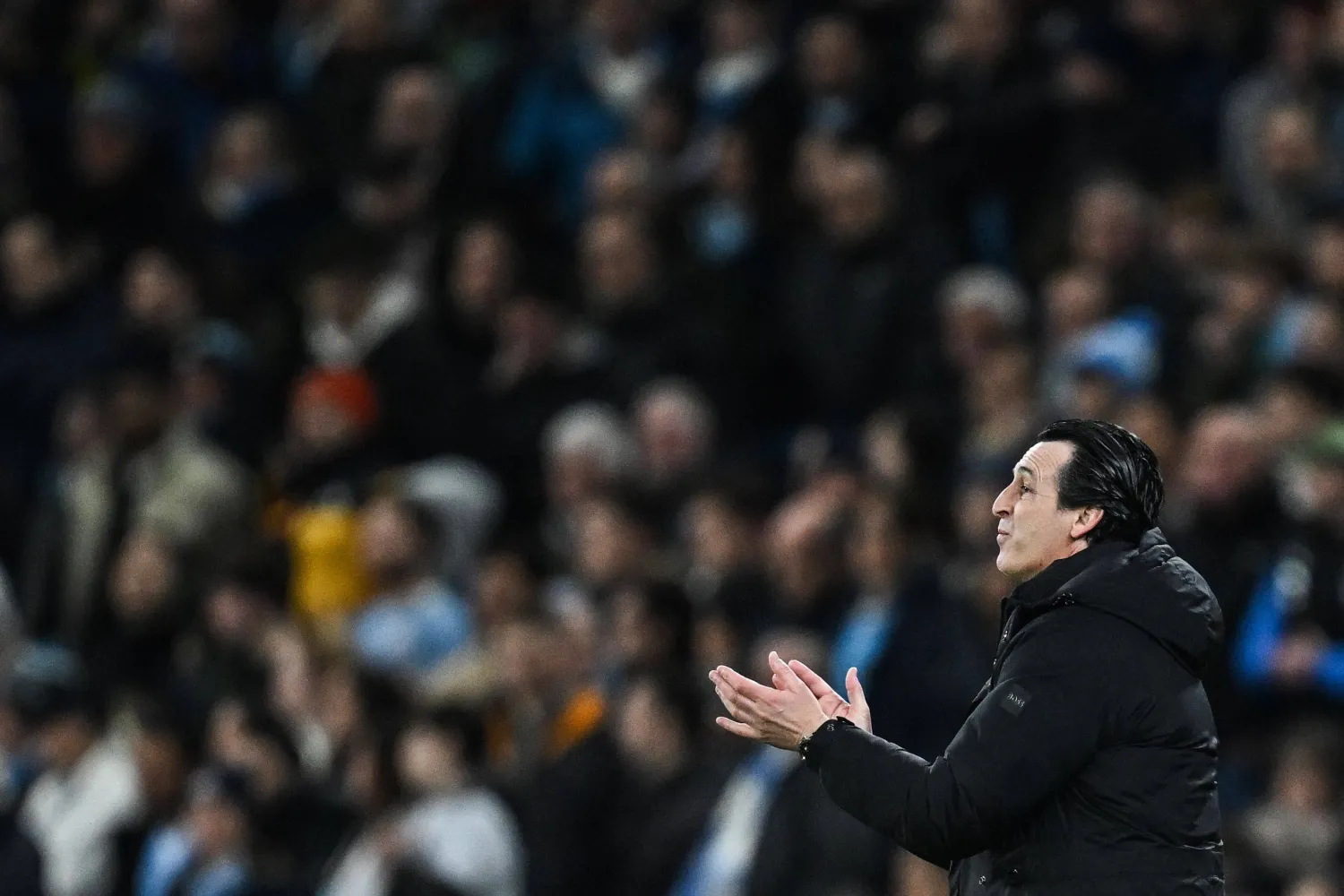 أوناي كان واقفاً معظم المباراة (أ.ف.ب)