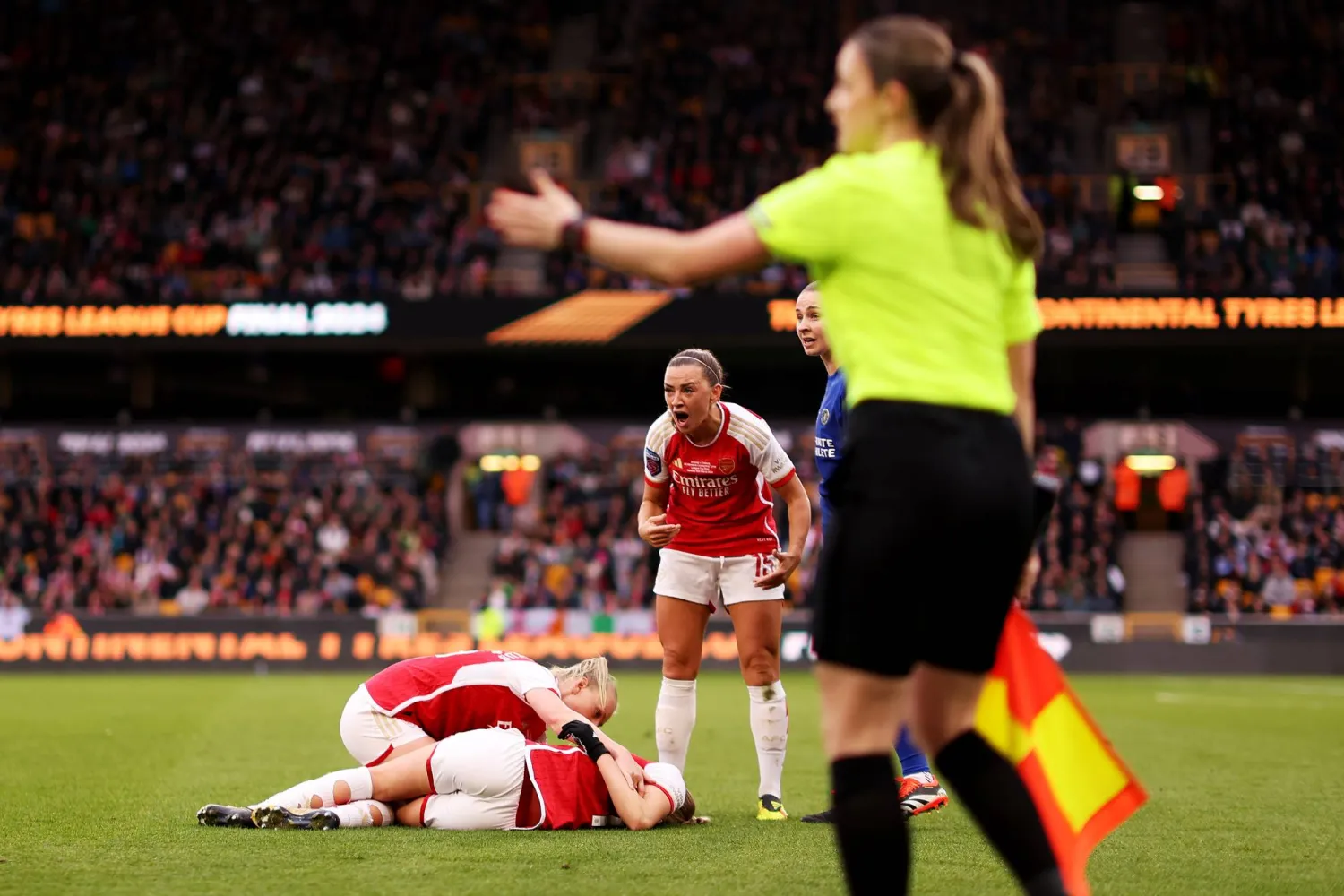 فريدا مانوم انهارت خلال لقاء فريقها آرسنال مع تشيلسي (غيتي)