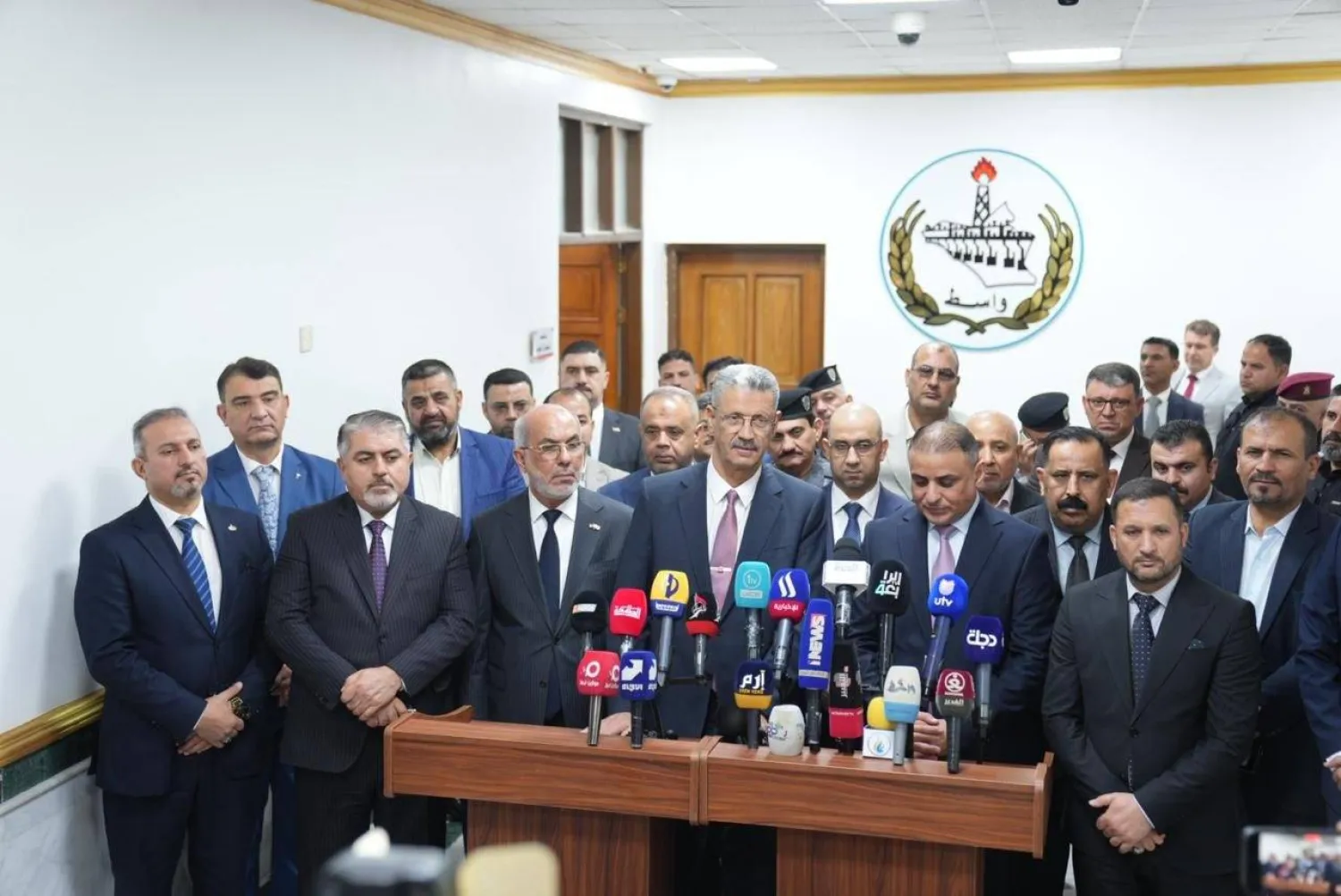 نائب رئيس مجلس الوزراء لشؤون الطاقة وزير النفط العراقي خلال وجوده في محافظة واسط (موقع الوزارة)