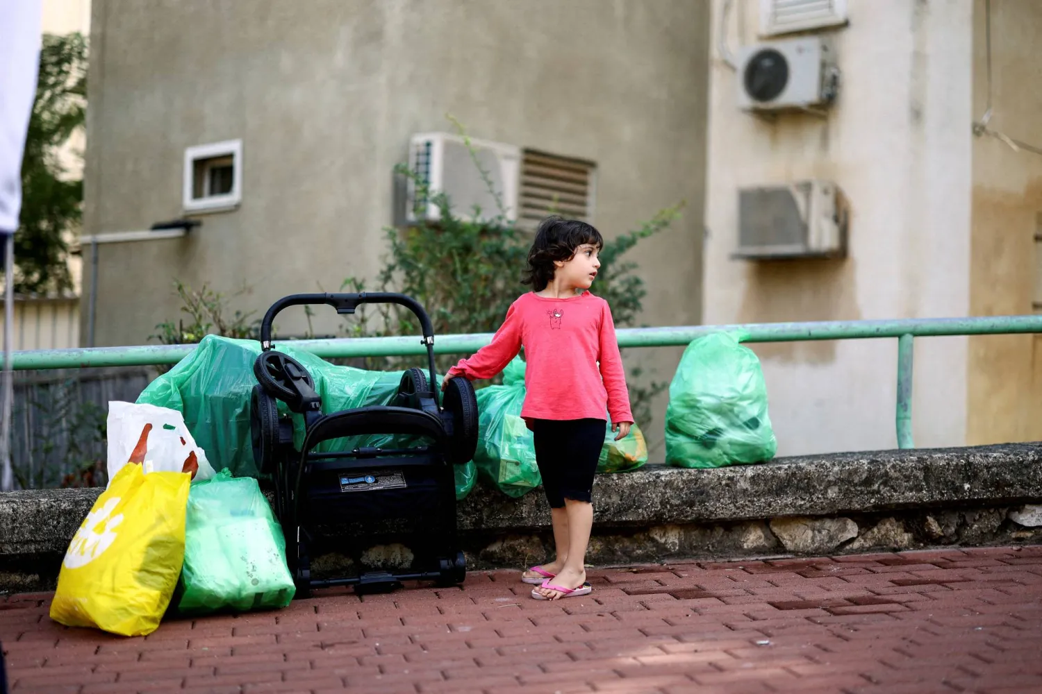 إخلاء التجمعات السكانية الإسرائيلية في الشمال الواقعة على بعد نحو ثلاثة كيلومترات من الحدود اللبنانية (رويترز)