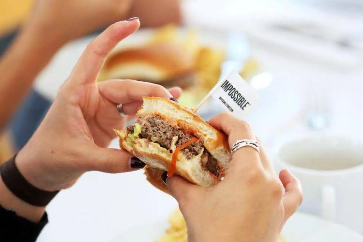 الشعور بالوحدة قد يؤثر على عادات الأكل عند السيدات (رويترز)