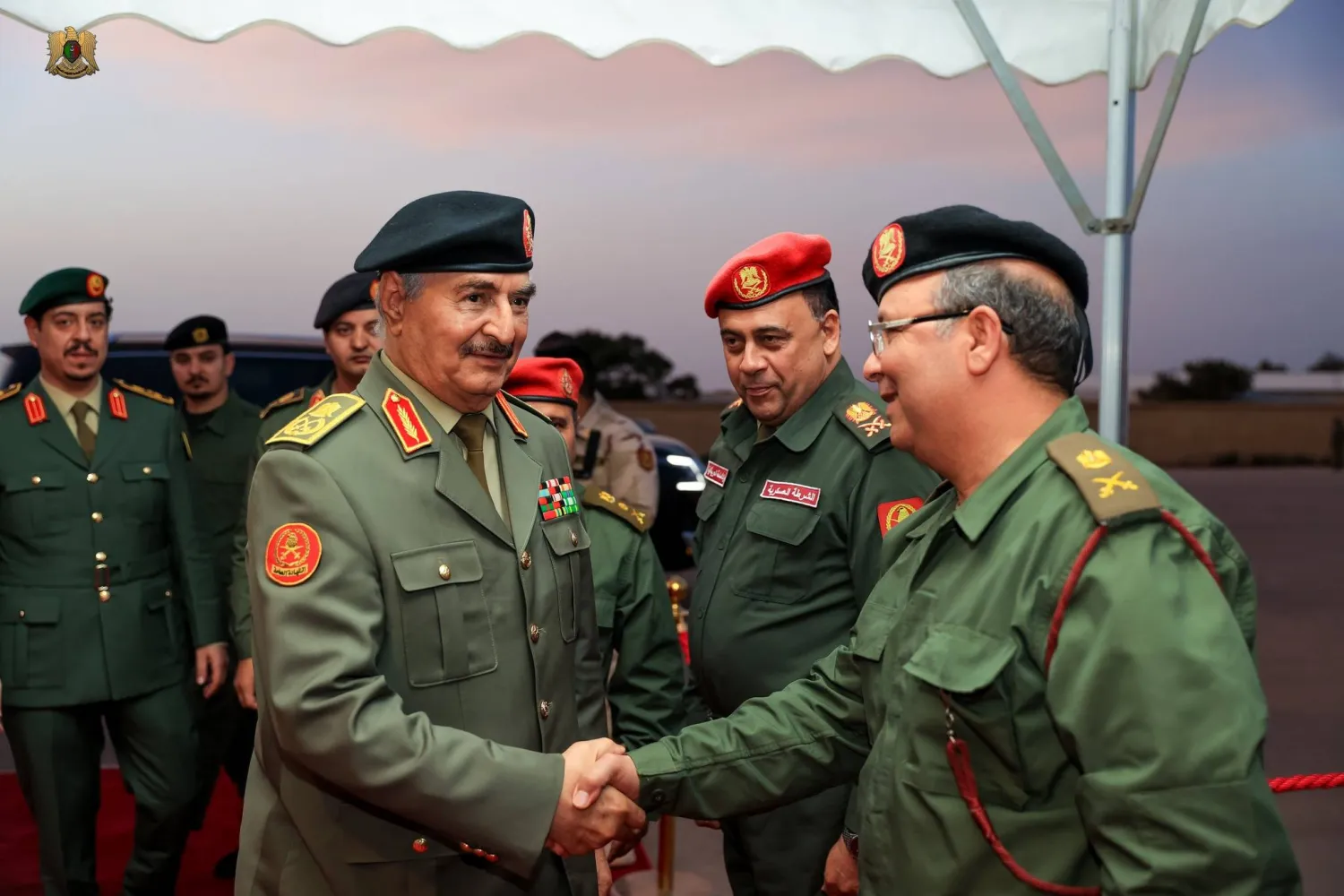 حفتر يصافح قيادات من الجيش لدى وصوله إلى مقر الإفطار (القيادة العامة)