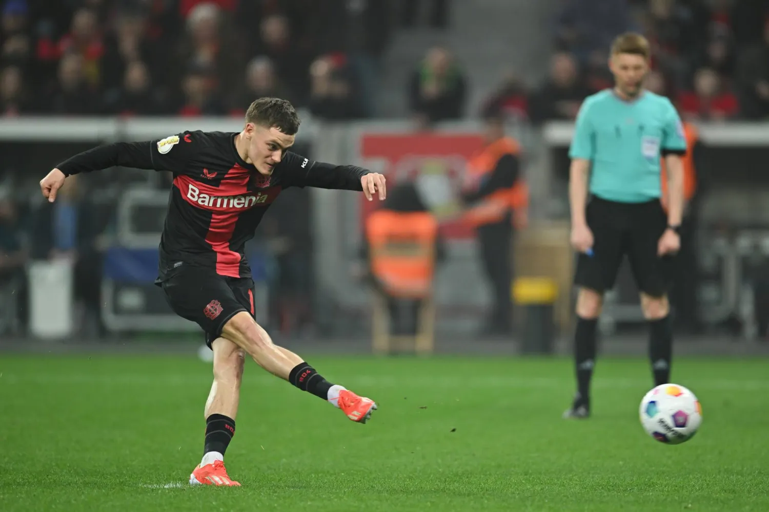 فلوريان فيرتز لاعب باير ليفركوزن (د.ب.أ)