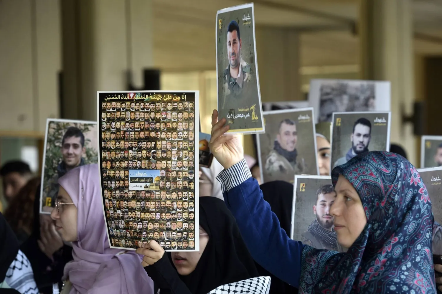 طلاب مؤيدون لـ«حزب الله» في الجامعة اللبنانية يحملون صور عناصر قتلوا في المعركة ضد إسرائيل (إ.ب.أ)