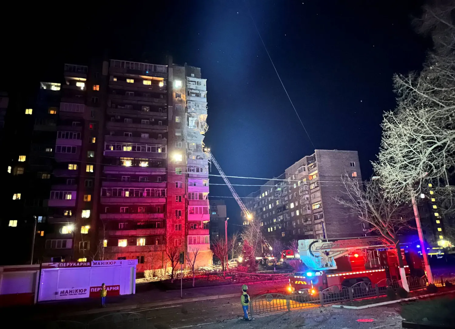 رجال الإنقاذ يعملون بموقع المباني التي تضررت من غارة روسية بطائرة دون طيار في خاركيف (رويترز)