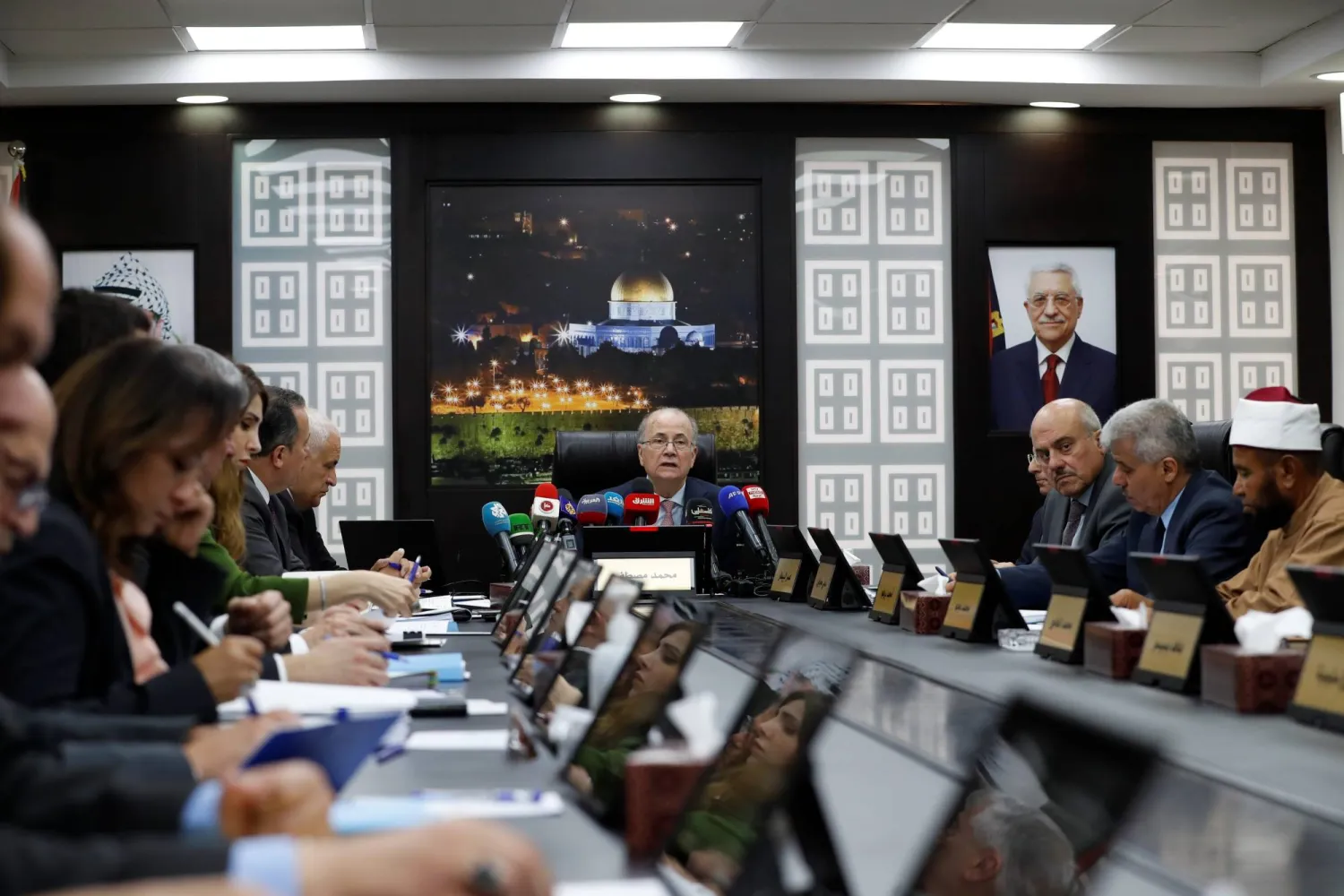 اجتماع الحكومة الفلسطينية برئاسة محمد مصطفى (إ.ب.أ)