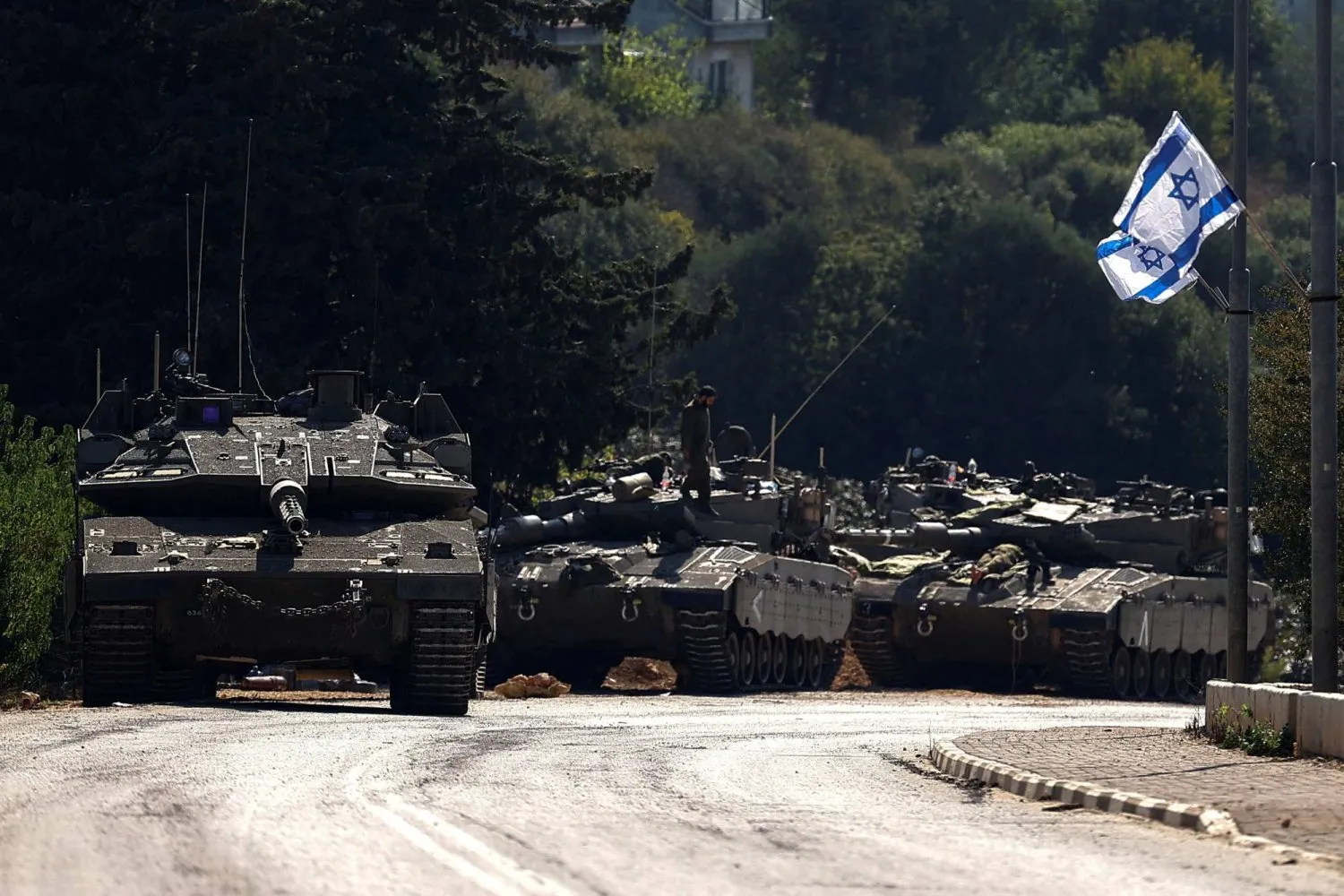 İsrail'in kuzeyinde sınır bölgesindeki İsrail tankları, 12 Ekim 2023 (Reuters)