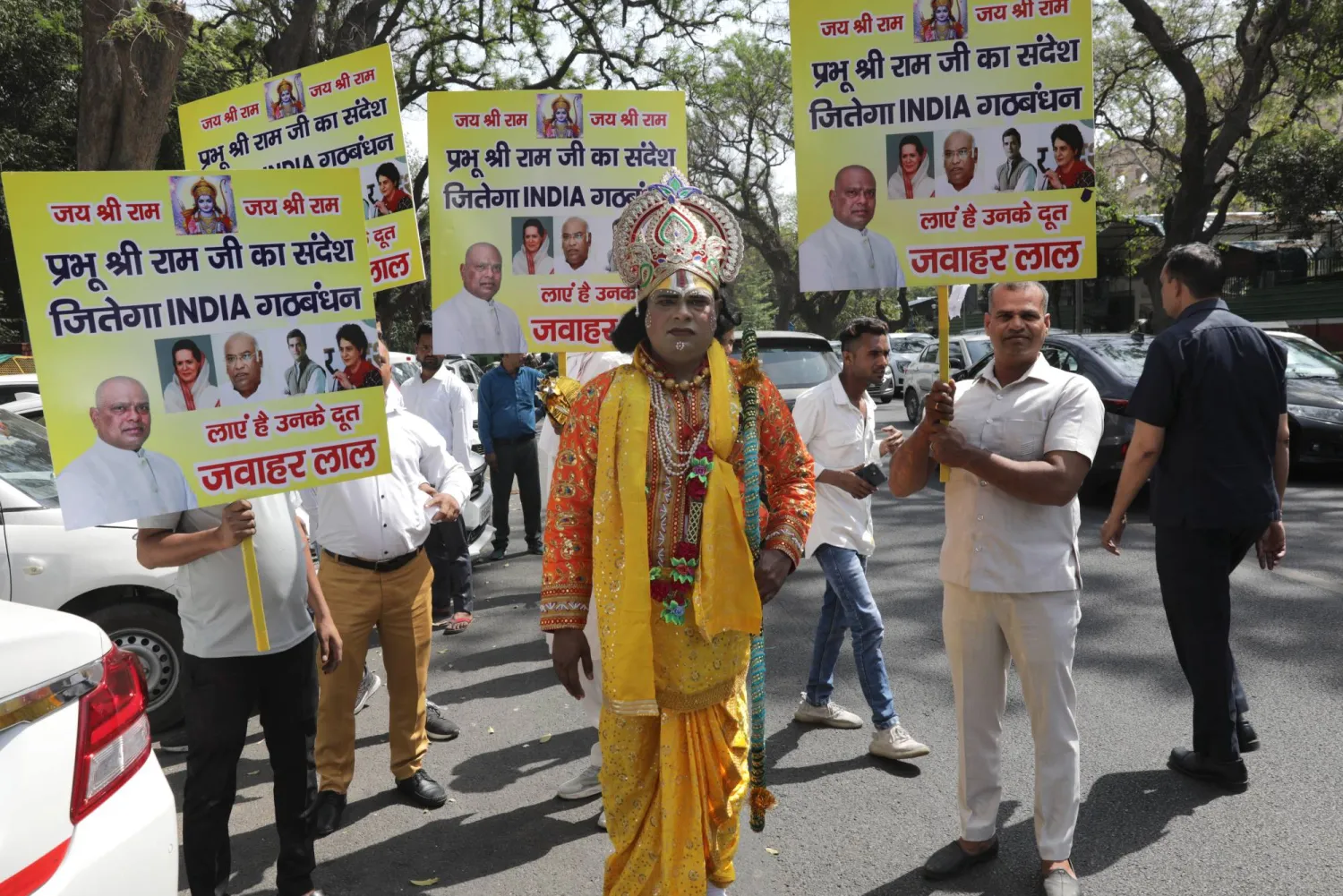 مؤيدون لحزب المؤتمر الوطني في الهند خلال حملة ترويجية بالعاصمة نيودلهي قبل الانتخابات التشريعية (إ.ب.أ)