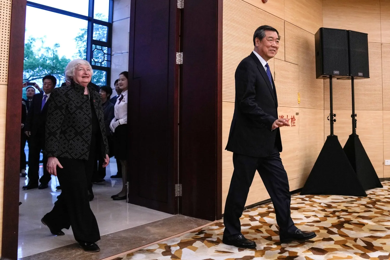 نائب رئيس الوزراء الصيني هي ليفنغ يتقدم وزيرة الخزانة الأميركية جانيت يلين إلى مقر انعقاد اجتماع ثنائي في مدينة قوانغتشو يوم الجمعة (إ.ب.أ)