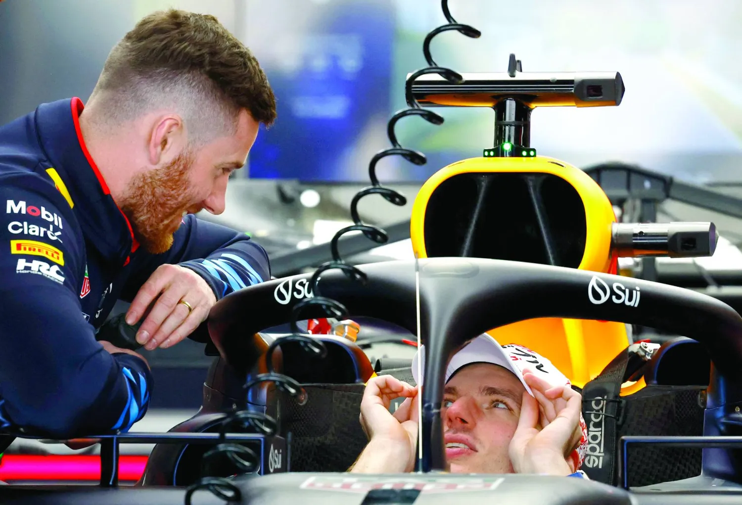 فيرستابن يختبر سيارته مع مهندس فريق «ريد بول» (رويترز)