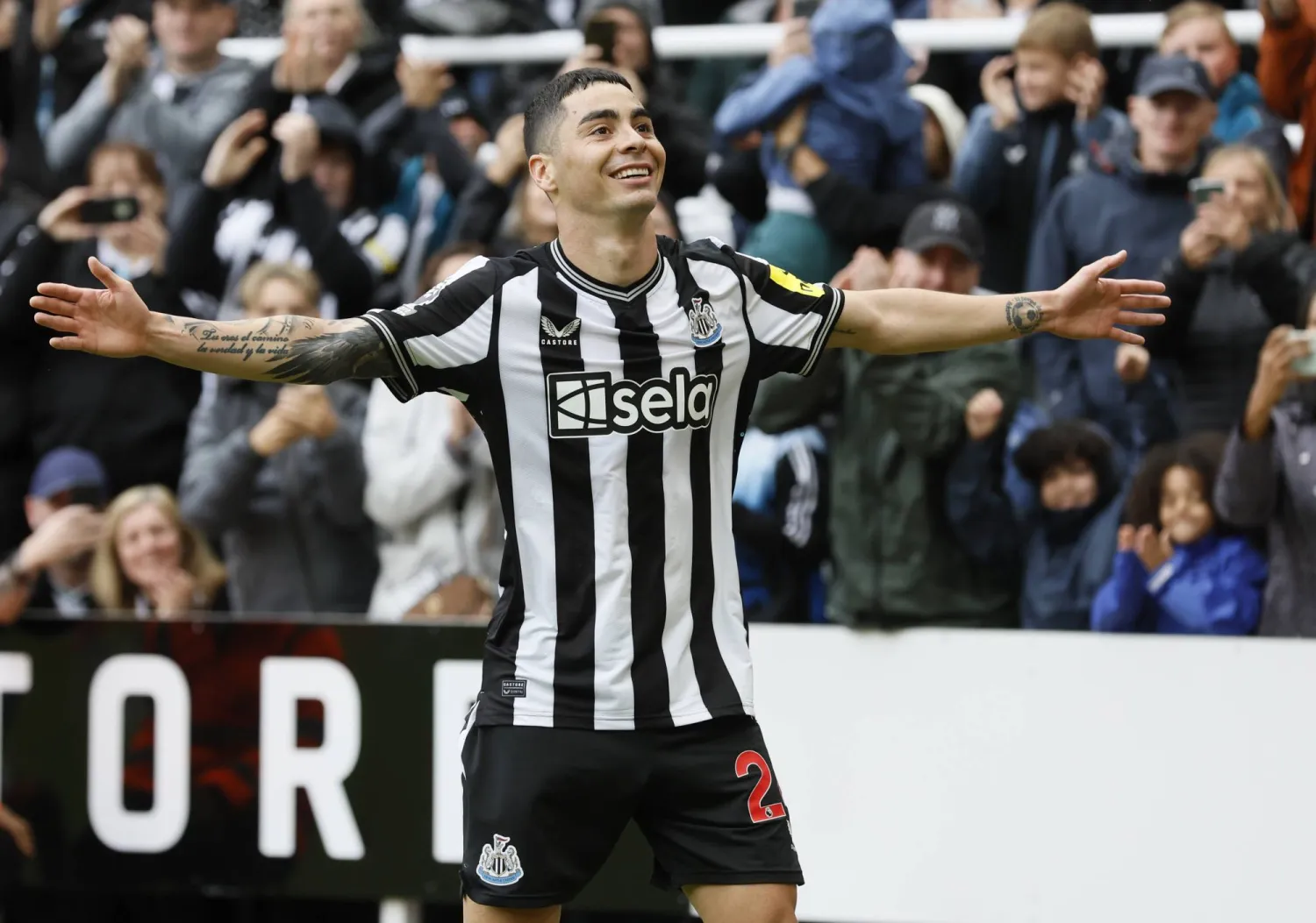 ميغيل ألميرون لاعب نيوكاسل (د.ب.أ)