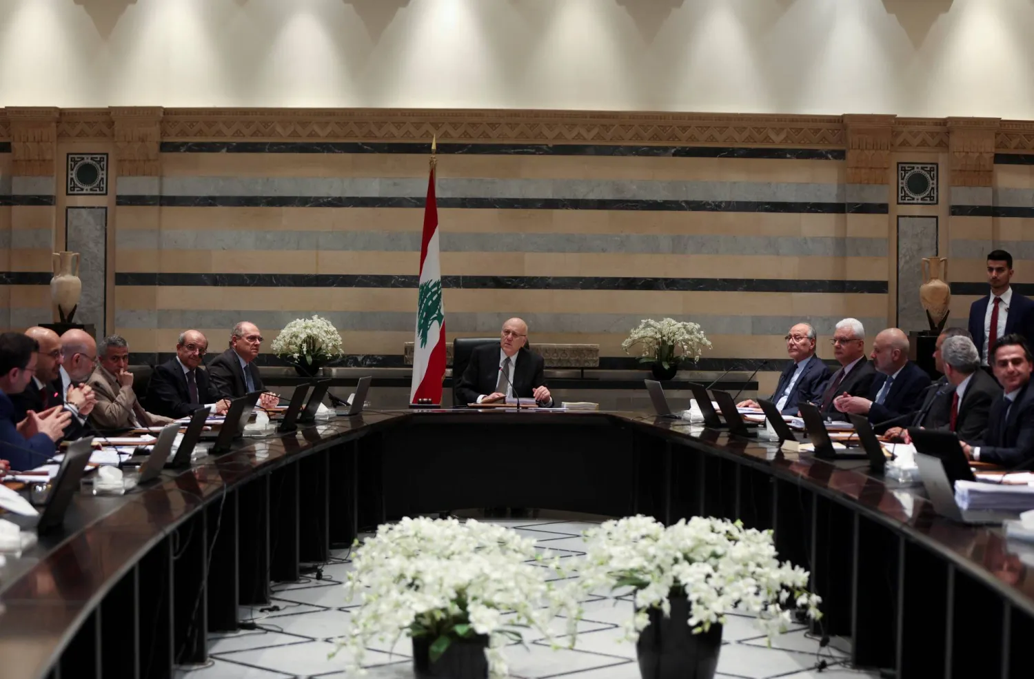 رئيس الوزراء اللبناني نجيب ميقاتي يترأس اجتماعاً لمجلس الوزراء في سراي بيروت في 4 أبريل 2024 (رويترز)