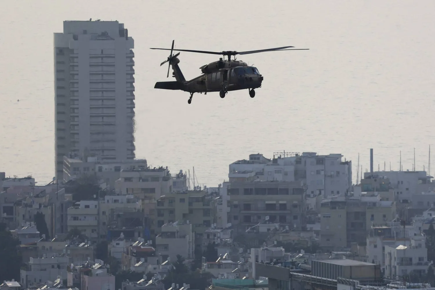 مروحية إسرائيلية تنقل جرحى من المعارك إلى مستشفى في تل أبيب (رويترز)