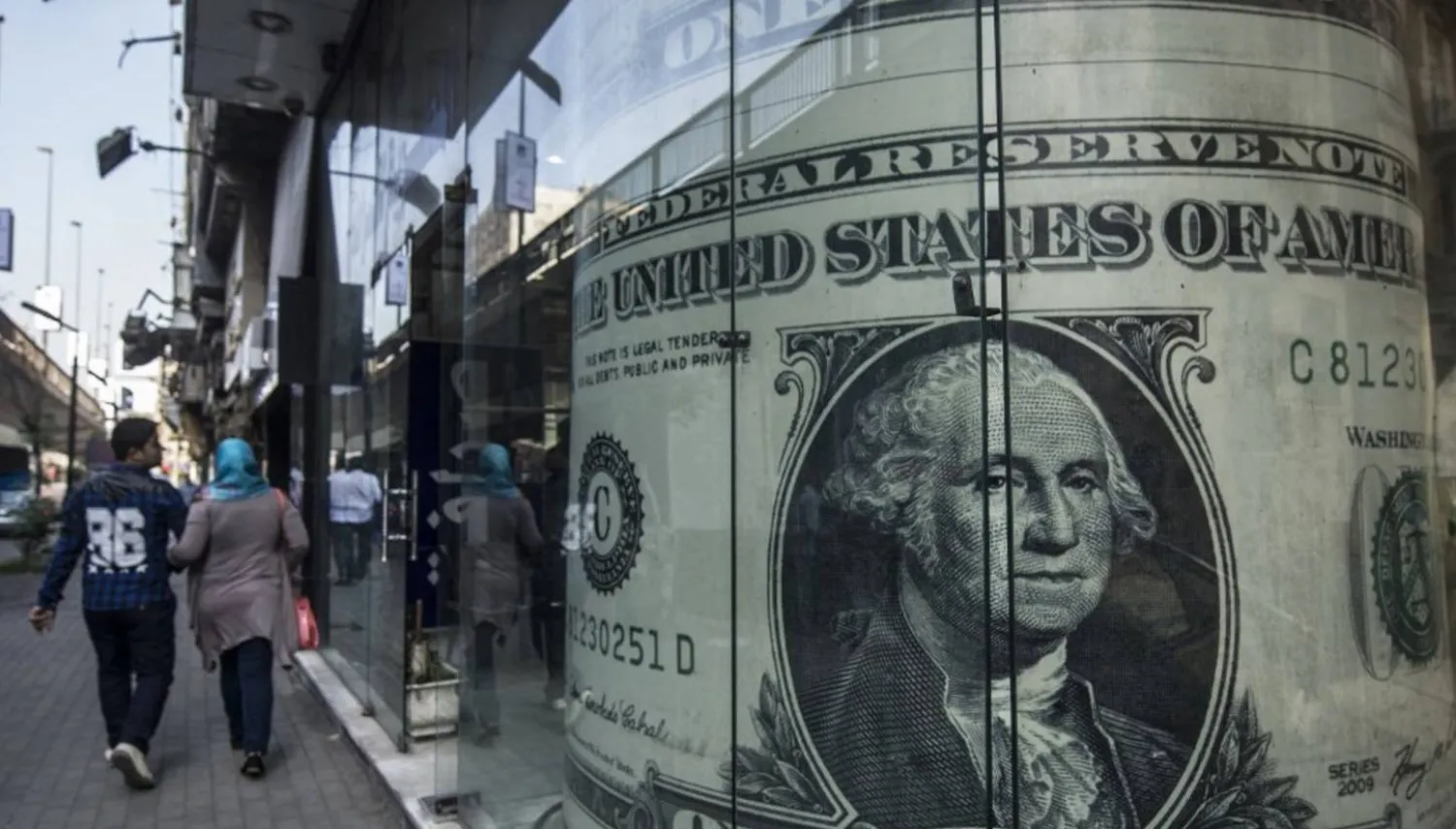 صورة لإحدى الصرافات في القاهرة (وكالة الصحافة الفرنسية)