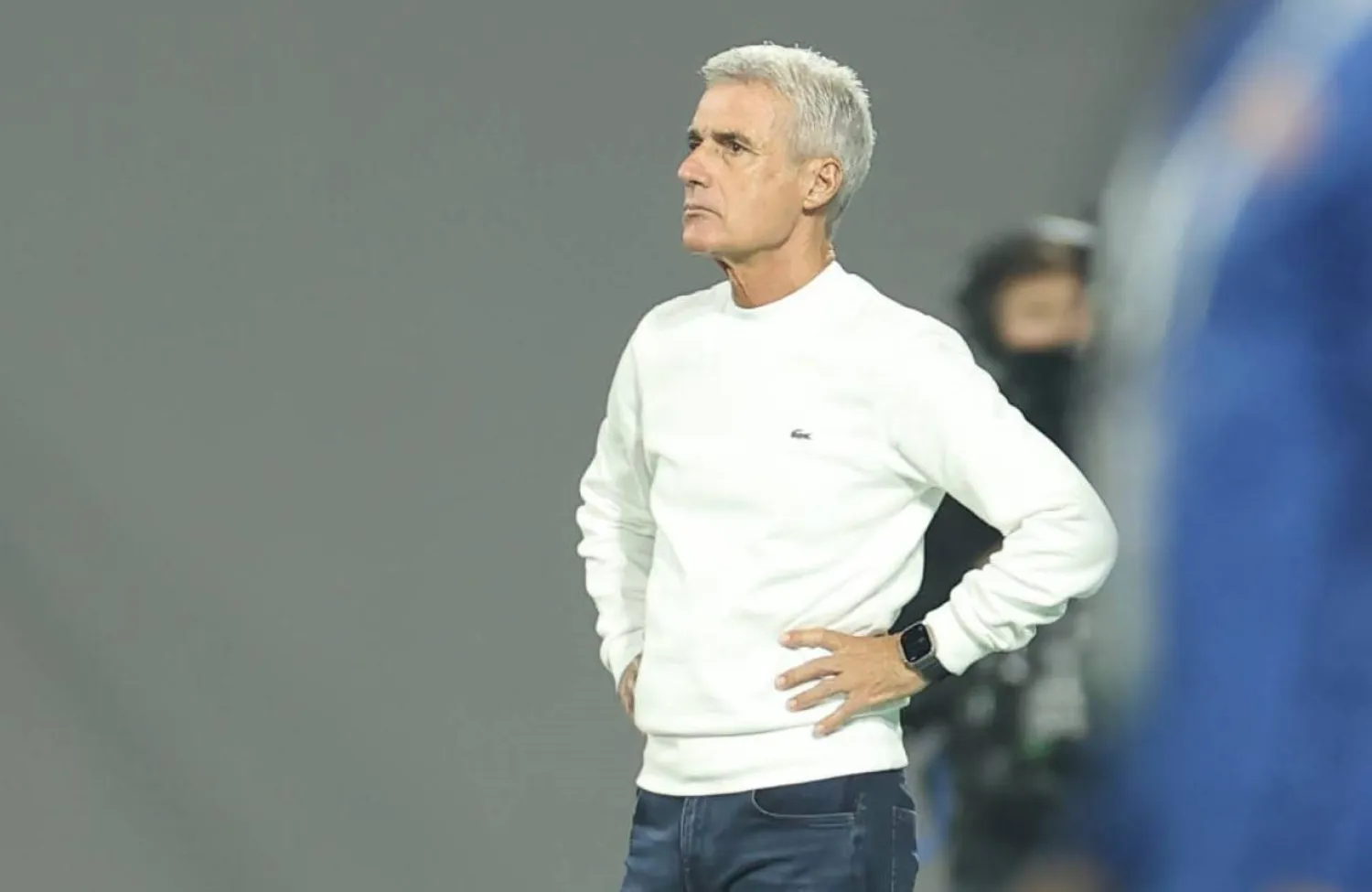 كاسترو مدرب فريق النصر خلال المباراة (تصوير: عدنان مهدلي) 