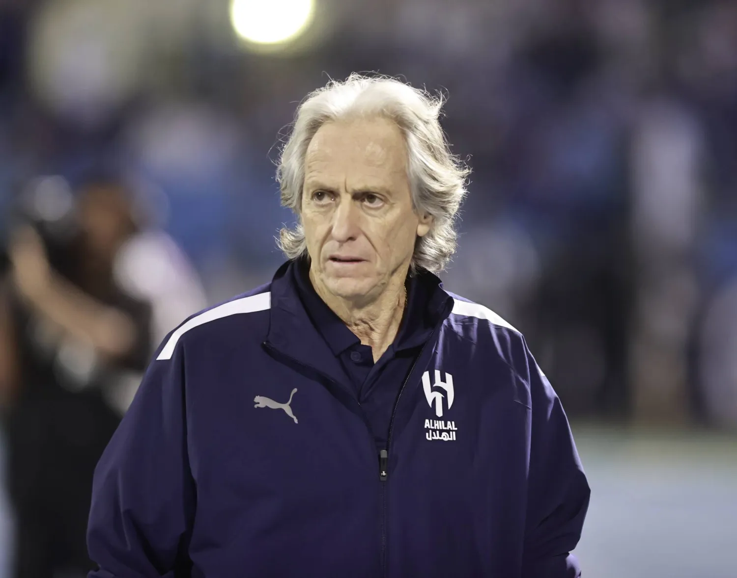 خيسوس مدرب فريق الهلال خلال مباراة الخليج (تصوير: عيسى الدبيسي) 