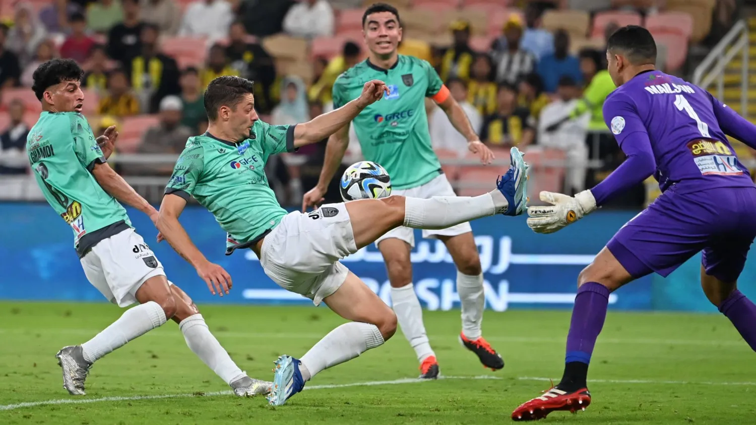 لاعبو التعاون يبعدون إحدى الكرات من أمام مرماهم (تصوير: علي خمج)