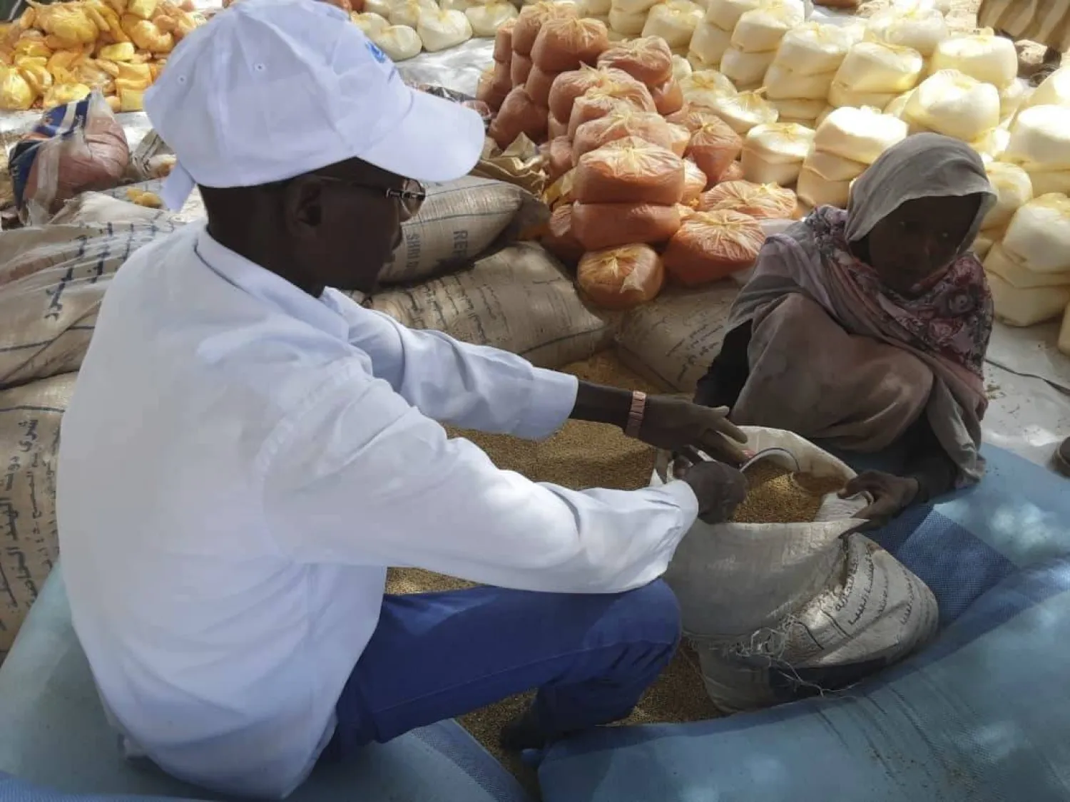 عملية لتوزيع المواد الغذائية من قبل برنامج الأغذية العالمي في غرب دارفور بالسودان (أ.ب)