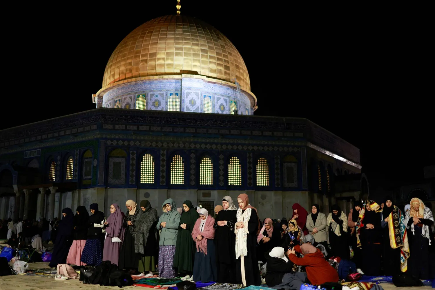 نساء يصلين خلال شهر رمضان في المسجد الأقصى (رويترز)