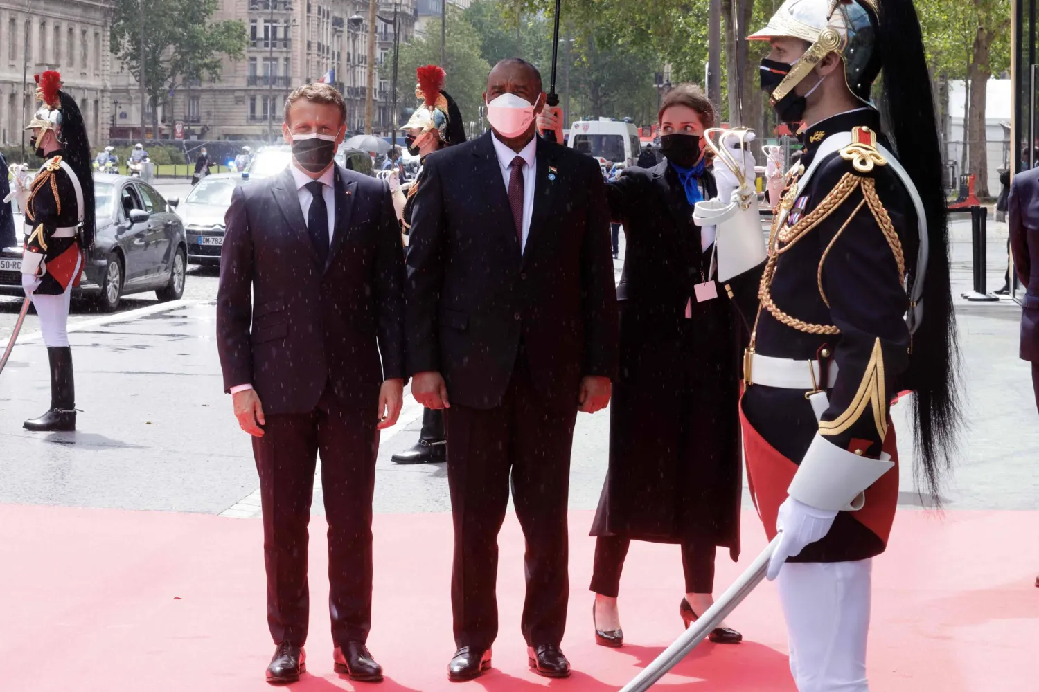 الرئيس ماكرون مرحباً برئيس مجلس السيادة السوداني عبد الفتاح البرهان خلال مؤتمر باريس 17 مايو 2021 (أ.ف.ب)