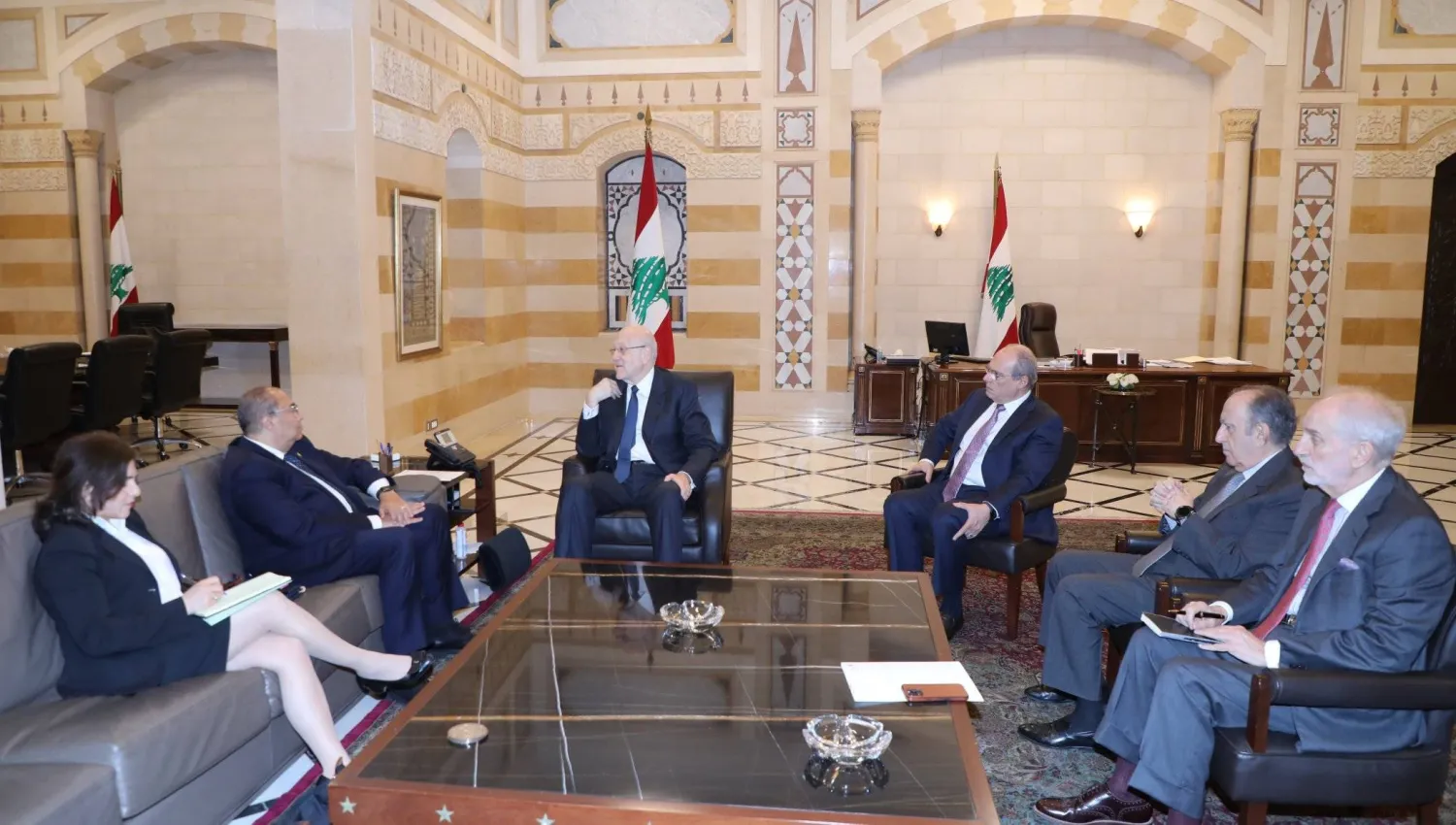 خلال اللقاء الذي جمع رئيس حكومة تصريف الأعمال نجيب ميقاتي والمدير التنفيذي لصندوق النقد الدولي محمود محيي الدين (موقع رئاسة الحكومة)