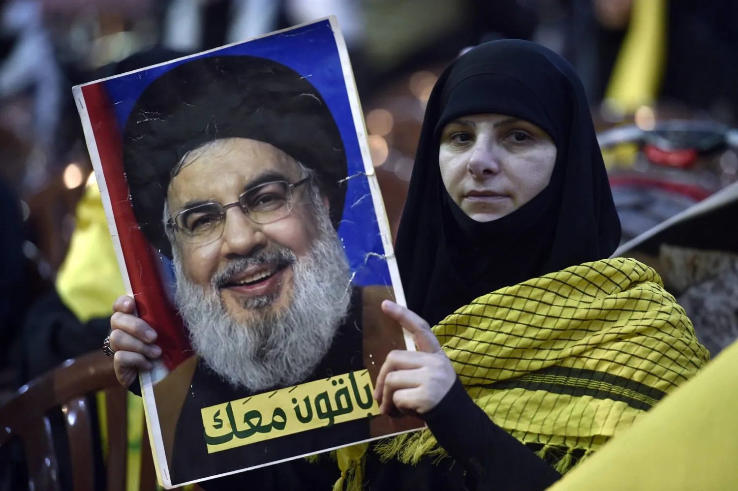 مناصرة لـ«حزب الله» تحمل صورة أمينه العام خلال الاحتفال بـ«يوم القدس العالمي» الذي أقامه الحزب يوم الجمعة في ضاحية بيروت الجنوبية (إ.ب.أ)