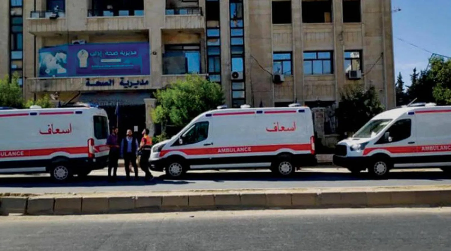 سيارات إسعاف أمام مديرية الصحة في إدلب (الشرق الأوسط)