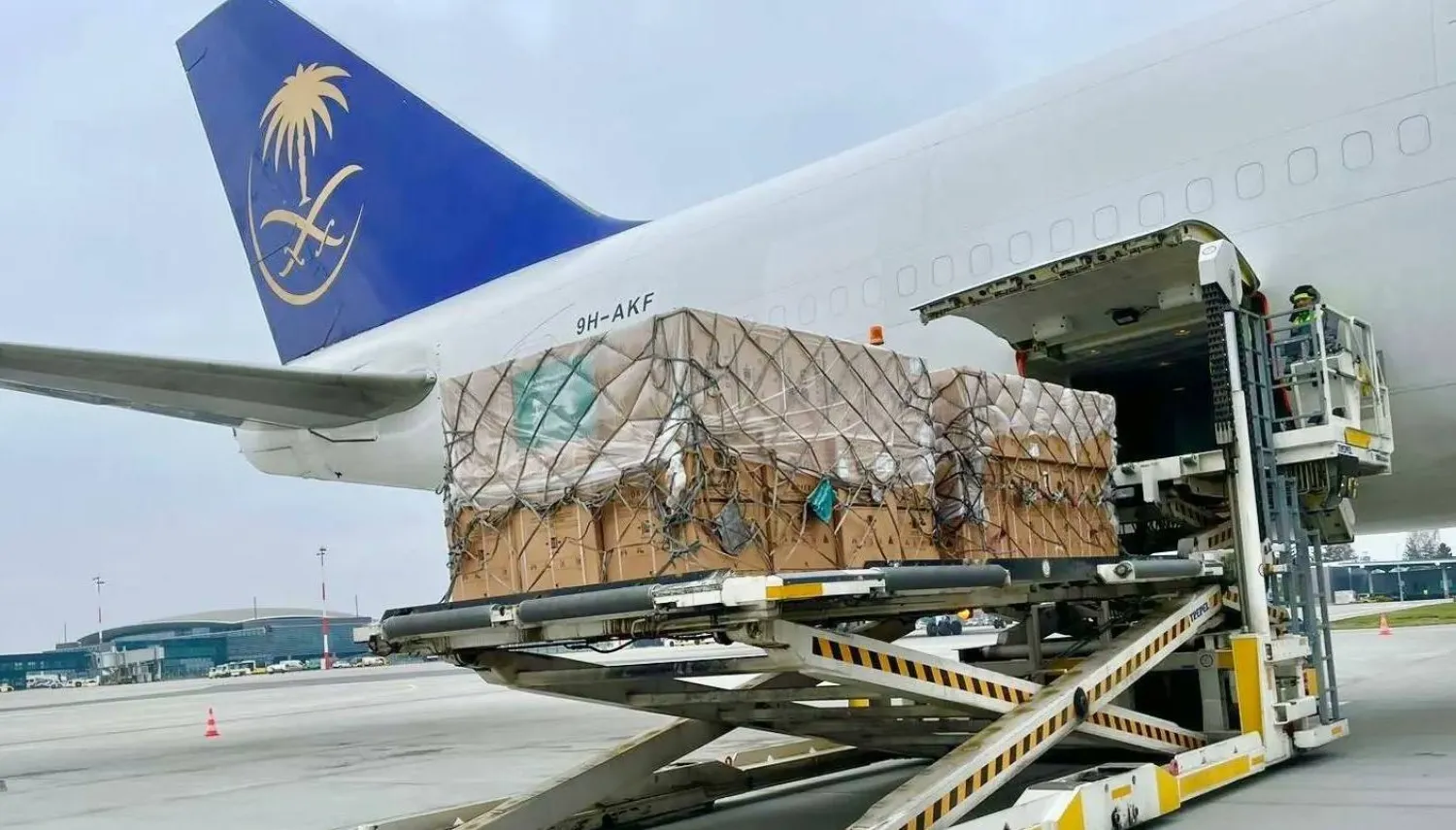 الطائرة الإغاثية السعودية التاسعة عشرة وصلت إلى مطار زوسوف السبت (الشرق الأوسط)