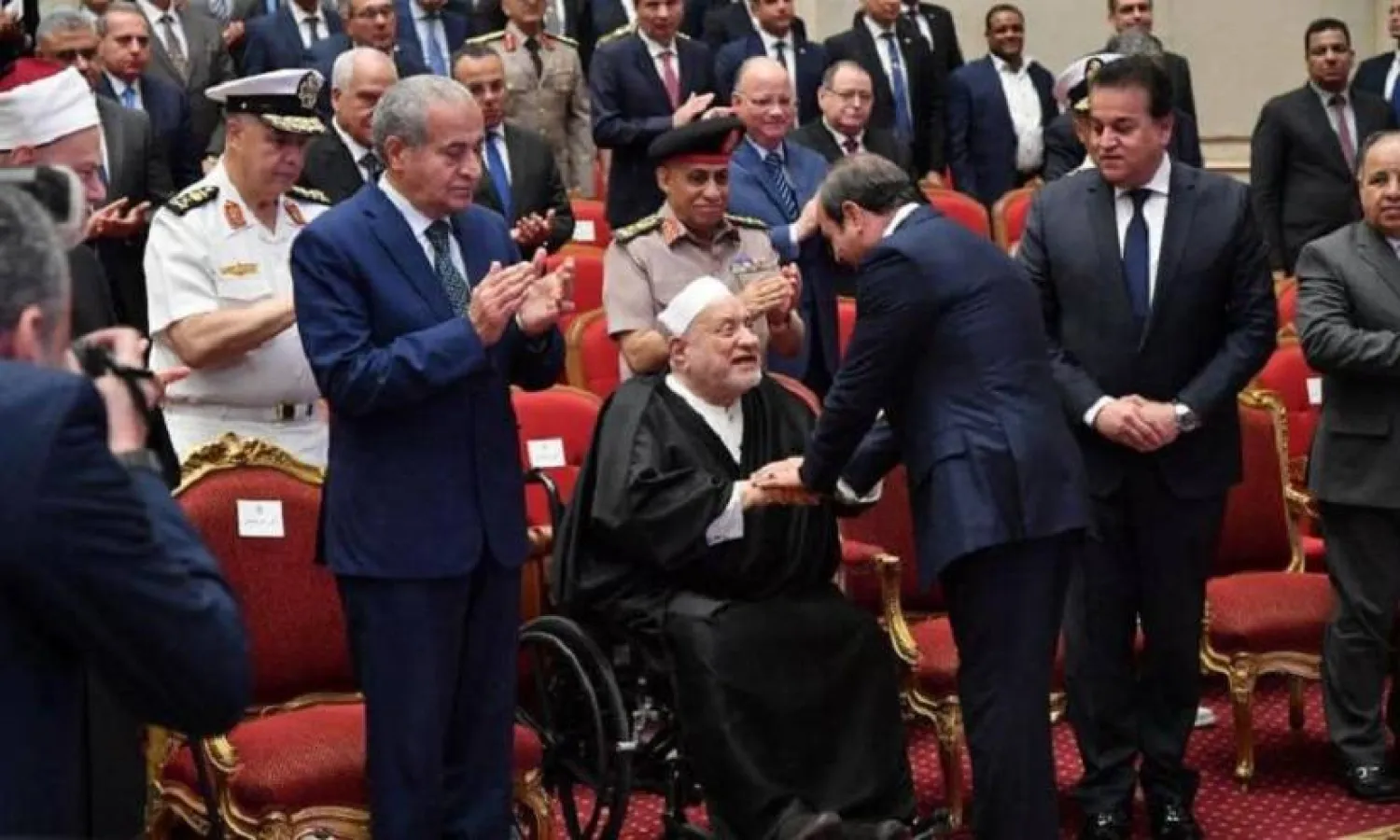  السيسي يصافح أحمد عمر هاشم خلال احتفالية ليلة القدر العام الماضي (الهيئة العامة للاستعلامات في مصر)